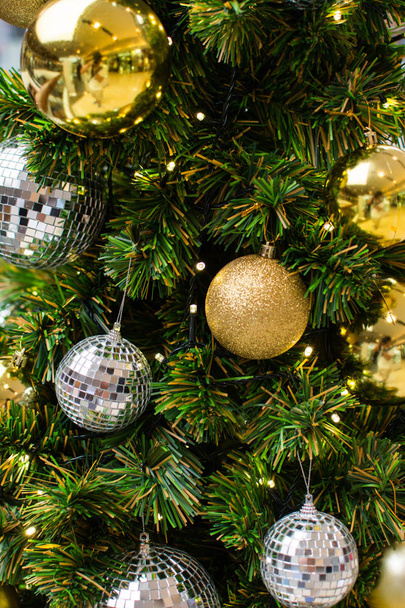 Sfondo natalizio. Close-up Oggetti decorativi per Natale, palle, albero, lettere, renne, Babbo Natale slave-el è usato più. Focus selettivo
. - Foto, immagini