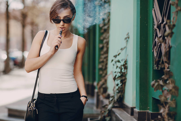 girl with the electronic cigarette - Foto, immagini