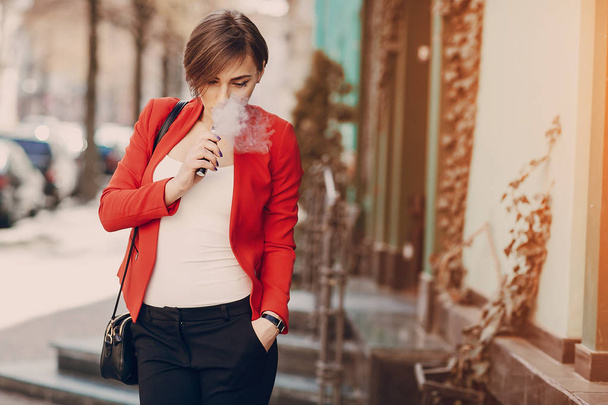 girl with the electronic cigarette - Foto, afbeelding