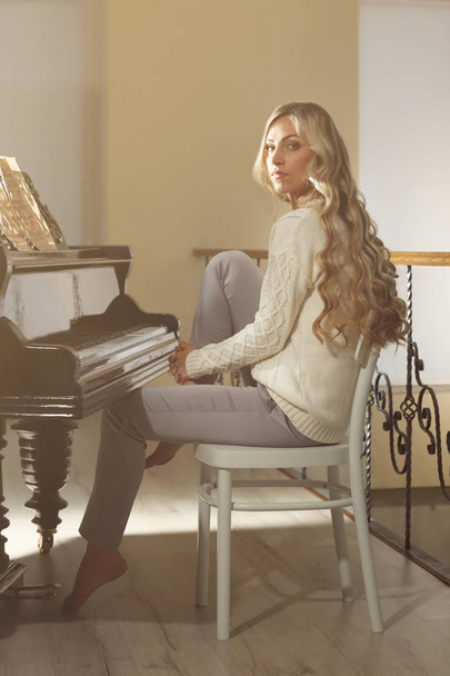 Beautiful woman at piano - Foto, Imagem