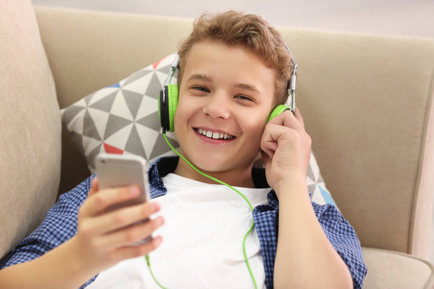 Boy listening music - Zdjęcie, obraz