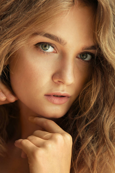 Portrait of beautiful young woman  - Foto, afbeelding