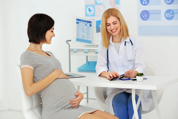 Pregnant woman visiting doctor - 写真・画像