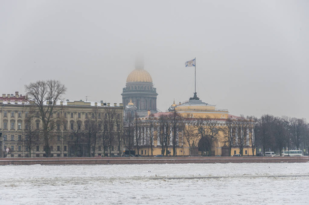 Cathédrale Saint Isaac et bâtiment de l'Amirauté à Saint-Pétersbourg
 - Photo, image