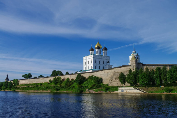 Panoramablick vom Wolchow-Fluss auf die Dreifaltigkeitskathedrale, die Glocke - Foto, Bild