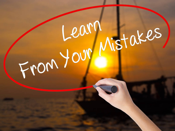 La escritura manual de la mujer aprende de tus errores con un marcador sobre
  - Foto, imagen