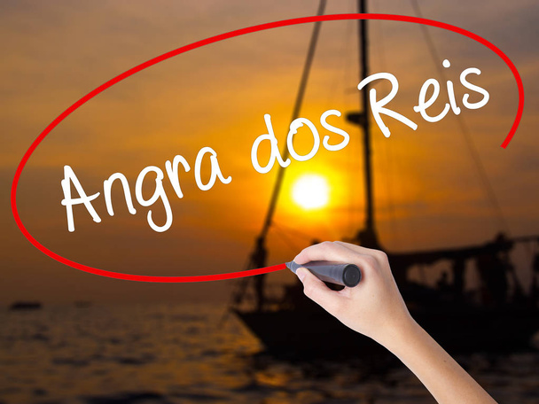 Vrouw Hand schrijven Angra dos Reis met een marker over transparant - Foto, afbeelding