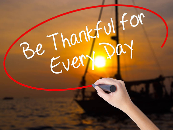 Donna mano scrittura Essere grati per ogni giorno con un segno ove
 - Foto, immagini