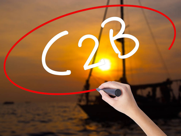 Nainen Käsi Kirjoittaminen C2B merkki yli läpinäkyvä aluksella
 - Valokuva, kuva