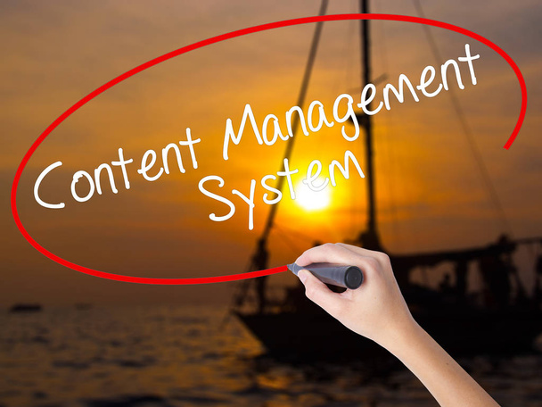 Ženská ruka psaní Content Management systém značkou nad - Fotografie, Obrázek