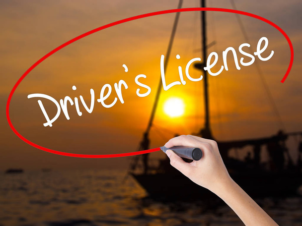 Donna mano scrittura patente di guida con un pennarello sopra trasparente
 - Foto, immagini