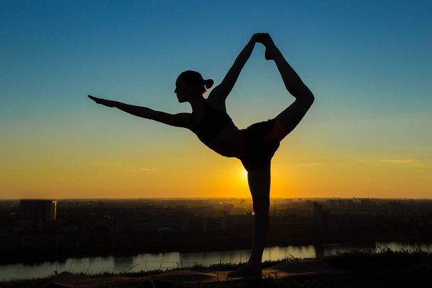 Mujer practicando yoga - Señor de la pose de baile
 - Foto, Imagen