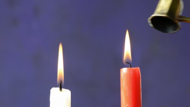 hasební zásah dvě svíčky s mosaznými hasicí přístroj - Záběry, video