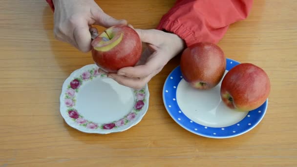 Öregasszony kezét peeling alma - Felvétel, videó