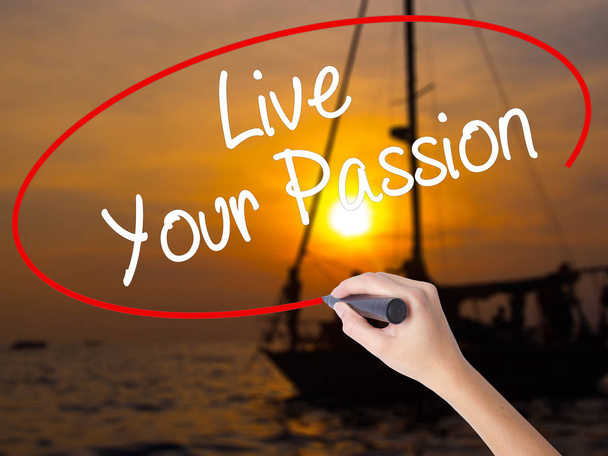 Žena ruční psaní Live Your Passion fixou přes transparentní - Fotografie, Obrázek