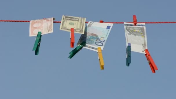 Billete de divisas en la línea de ropa después del lavado de dinero
 - Imágenes, Vídeo