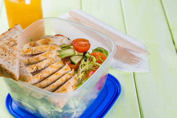 Lunch box with salad and chicken - Foto, Imagem