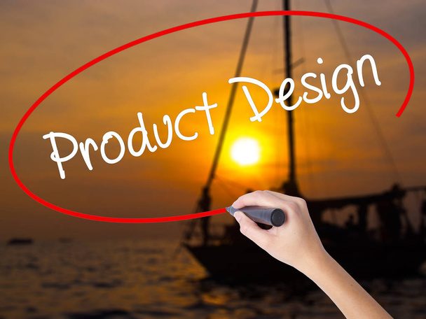 Donna mano scrittura Product Design con un marcatore sopra trasparente
 - Foto, immagini