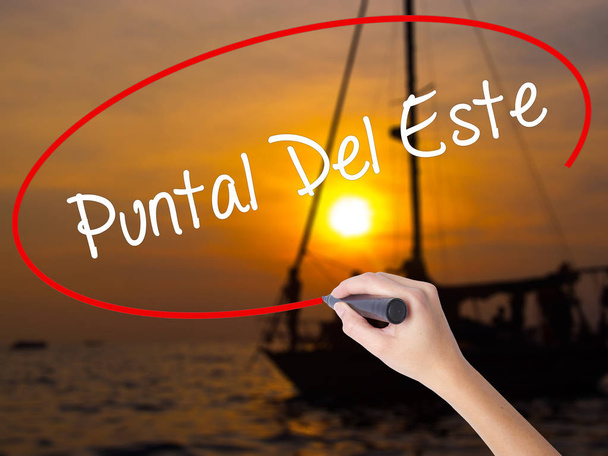 Nainen Käsi Kirjoittaminen Puntal Del Este merkki yli läpinäkyvä
 - Valokuva, kuva