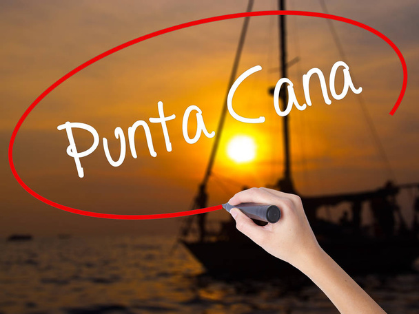 Γυναίκα το χέρι γραφής Punta Cana με μαρκαδόρο πάνω από διαφανή Μπόα - Φωτογραφία, εικόνα