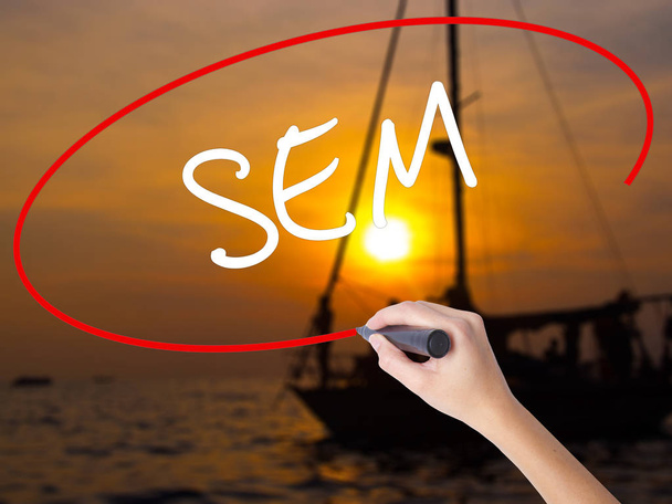 Escritura manual femenina SEM (Search Engine Marketing) con un marcador
  - Foto, Imagen
