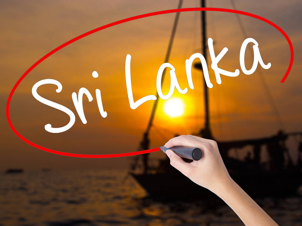 Γυναίκα το χέρι γραφής Σρι Λάνκα με μαρκαδόρο πάνω από διαφανή Κάπρος - Φωτογραφία, εικόνα
