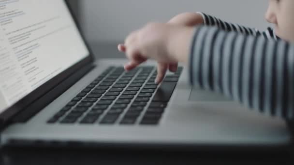 Ręka Childs dotykania klawiatury laptopa - Materiał filmowy, wideo