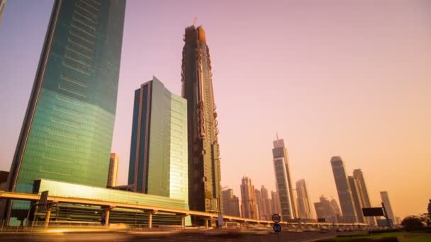 Timelapse weergave van wolkenkrabbers op de Sheikh Zayed Road met verkeer in Dubai - Video