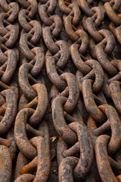 Staré kotevních řetězů, těžký, silný, rusty, ocel, ležící v řádcích - Fotografie, Obrázek