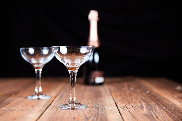 Bouteille de champagne et verres sur une table
 - Photo, image