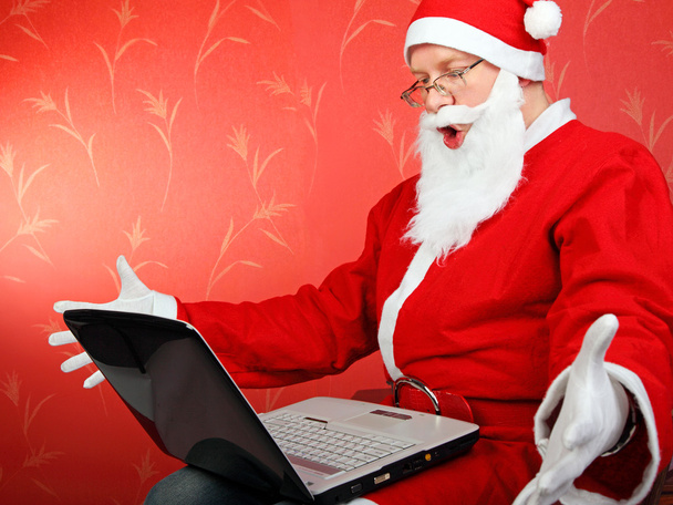 Santa claus with laptop - Foto, immagini