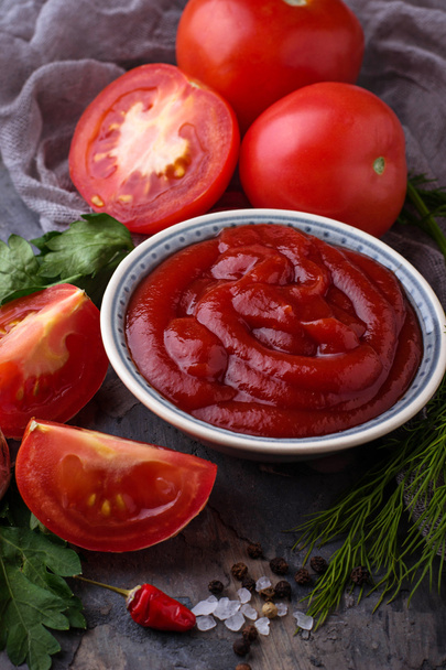 Sauce tomate ketchup sur fond béton
 - Photo, image