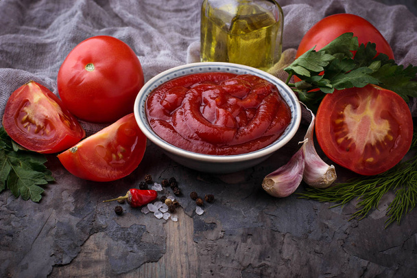 Rajčatový kečup omáčka na konkrétní pozadí - Fotografie, Obrázek