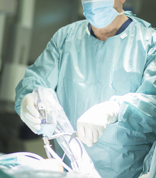 Kirurgi leikkaussalissa
 - Valokuva, kuva