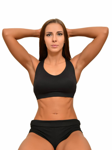 Γυμναστική σπορ γυναίκα δείχνει καλά εκπαιδευμένο σώμα της. - Φωτογραφία, εικόνα