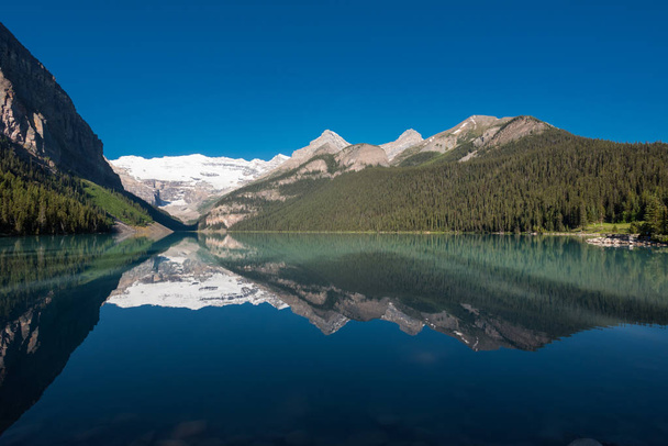 Reflexiones matutinas en el lago Louise
 - Foto, Imagen