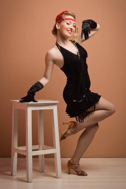 hübsche Schauspielerin im schwarzen Retro-Kleid mit Stirnband - Foto, Bild