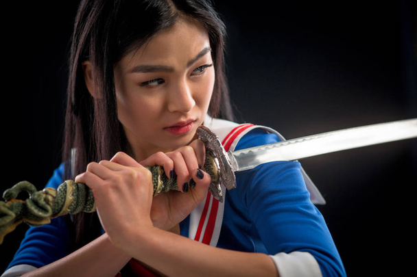 Ασιατικό κυρία με το σπαθί στο studio - Φωτογραφία, εικόνα