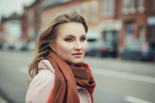 Портрет стильной красивой молодой женщины в осенней моде, гуляющей по городу, смотрящей в сторону перед собой
 - Фото, изображение