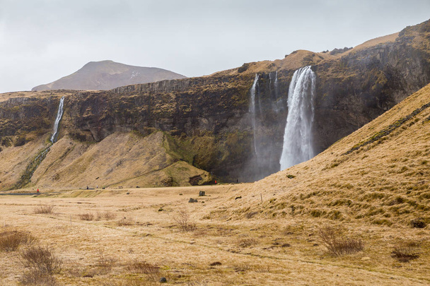 Seljalandsfoss, uma das grandes cachoeiras na Islândia do Sul
 - Foto, Imagem