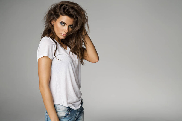 Female model posing on grey background  - Zdjęcie, obraz