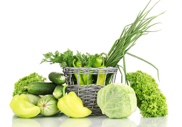 verse groene groenten in mand geïsoleerd op wit - Foto, afbeelding