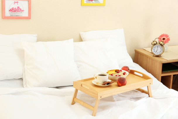 Puinen tarjotin kevyellä aamiaisella sängyssä
 - Valokuva, kuva