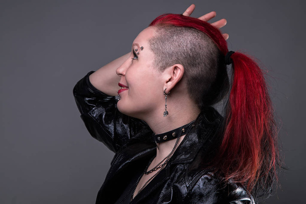 Punk donna con la testa rasata
 - Foto, immagini
