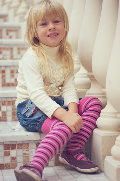 Девочка 3 года, сидит на красивой лестнице
 - Фото, изображение