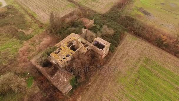 Εναέρια πυροβόλησε, παλιό ερειπωμένο εγκαταλελειμμένο σπίτι στο κέντρο του γηπέδου, στην Τοσκάνη της Ιταλίας, γυρίστηκε με drone - Πλάνα, βίντεο