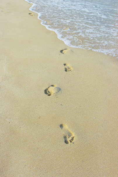 Αποτυπώματα ποδιών σε μια αμμώδη παραλία - Φωτογραφία, εικόνα