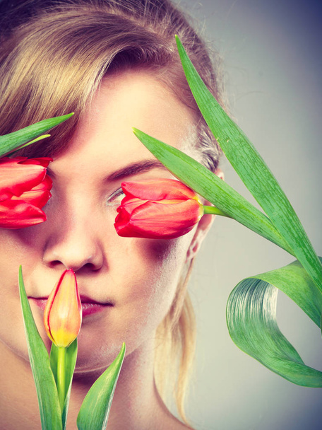 Blonde girl blinded by flowers. - Foto, immagini