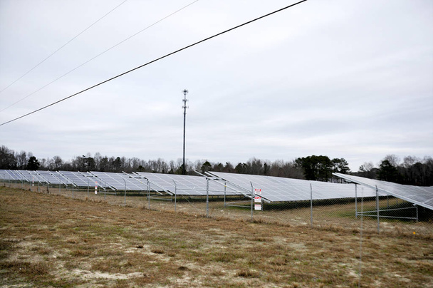 moderner Solarpark - Foto, Bild