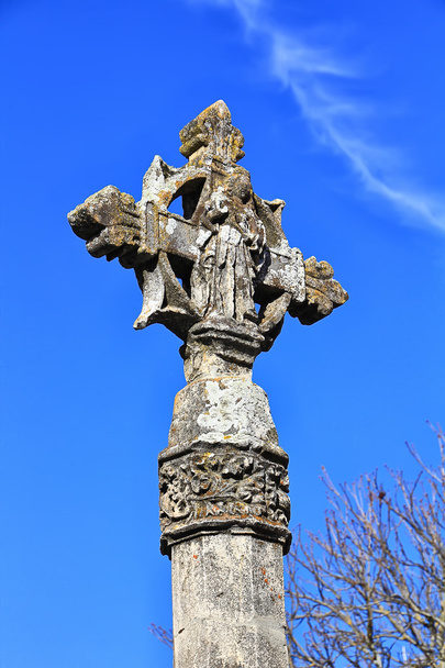 Христианский каменный крест на фоне голубого неба
 - Фото, изображение